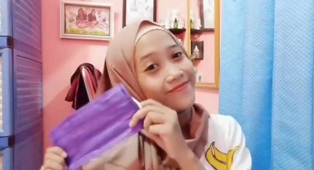 Pembuatan dan Pembagian Masker Mahasiswa KKN UNS Kepada Masyarakat Desa Geneng, Purwosari, Wonogiri