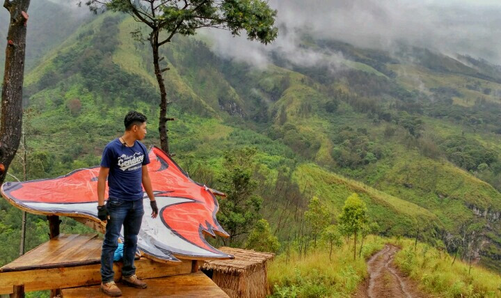 Bukit Budug Asu Malang Jawa Timur Menawarkan Panorama Alam Bukit yang Mempesona