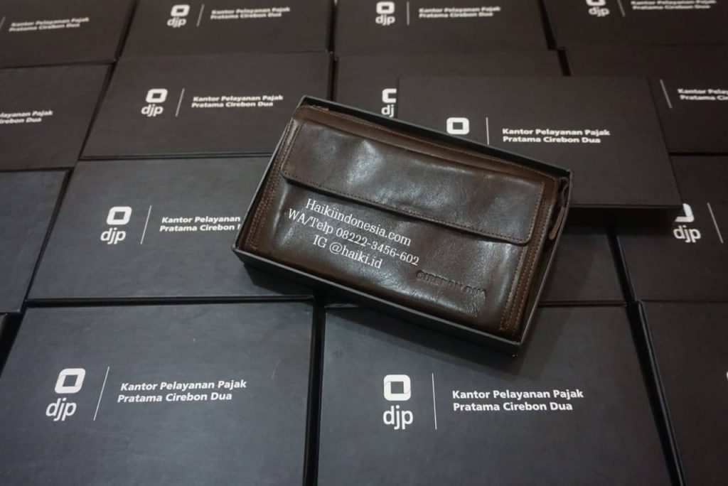 Ide Souvenir Inovatif Menggunakan Tas Pouch Kulit