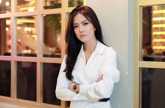 Gaya Fashion Monochrome Ala Nita Gunawan Bisa Jadi Referensi Kamu