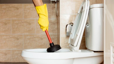 Cara Mengatasi WC Duduk Tersumbat