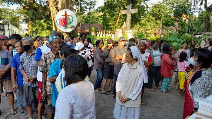 pembagian-makanan-oleh-gereja-katolik-paroki-santa-theresia