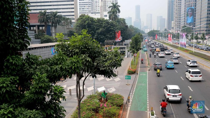 pekerja-dinas-pertanaman-dan-hutan-kota-merawat-tanaman-bougenville-amenities-atau-yang-biasa-dikenal-dengan-bunga-kertas-di-k-4_169