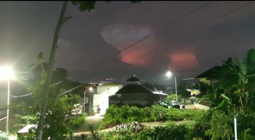 Muncul Kilat Dan Langit Merah Di sekita Gunung Arjuno