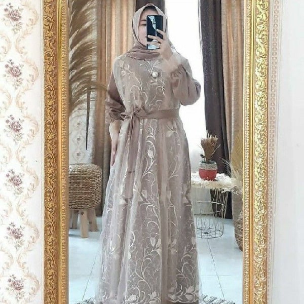 Temukan model gamis simple tapi mewah remaja terbaru untuk tampilan kece disetiap acara. Padukan model gamis ini dengan gaya yang trendi.