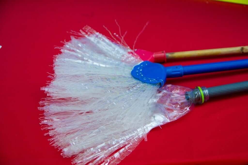 Kerajinan-Sapu-dari-Botol-Aqua-Bekas