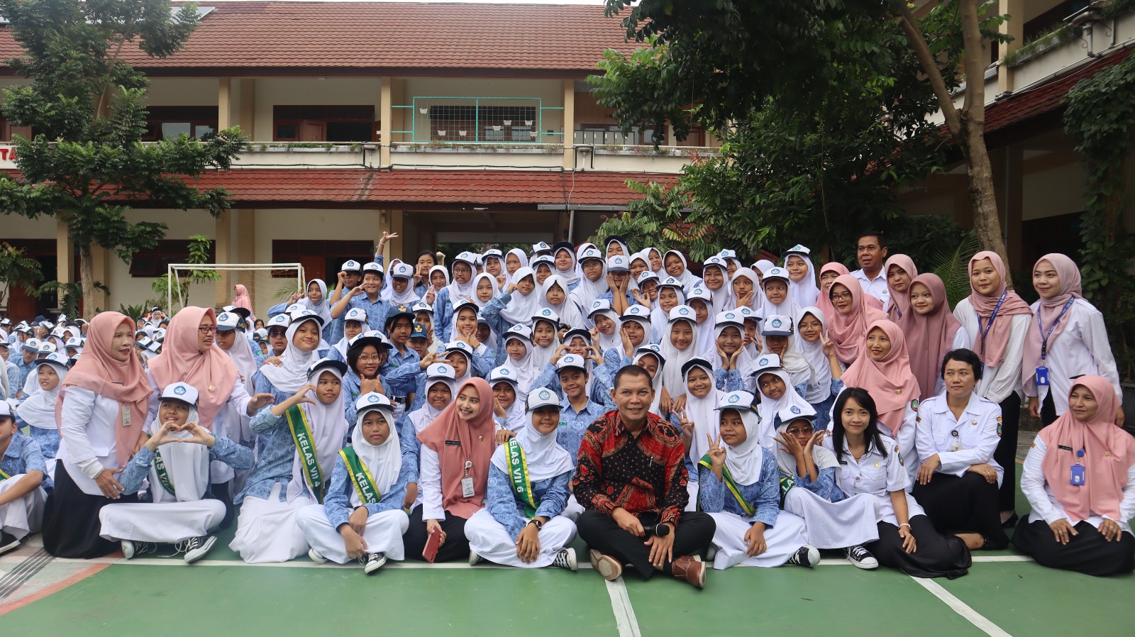 Wajah senyum bahagia ketika pak Teguh datang 