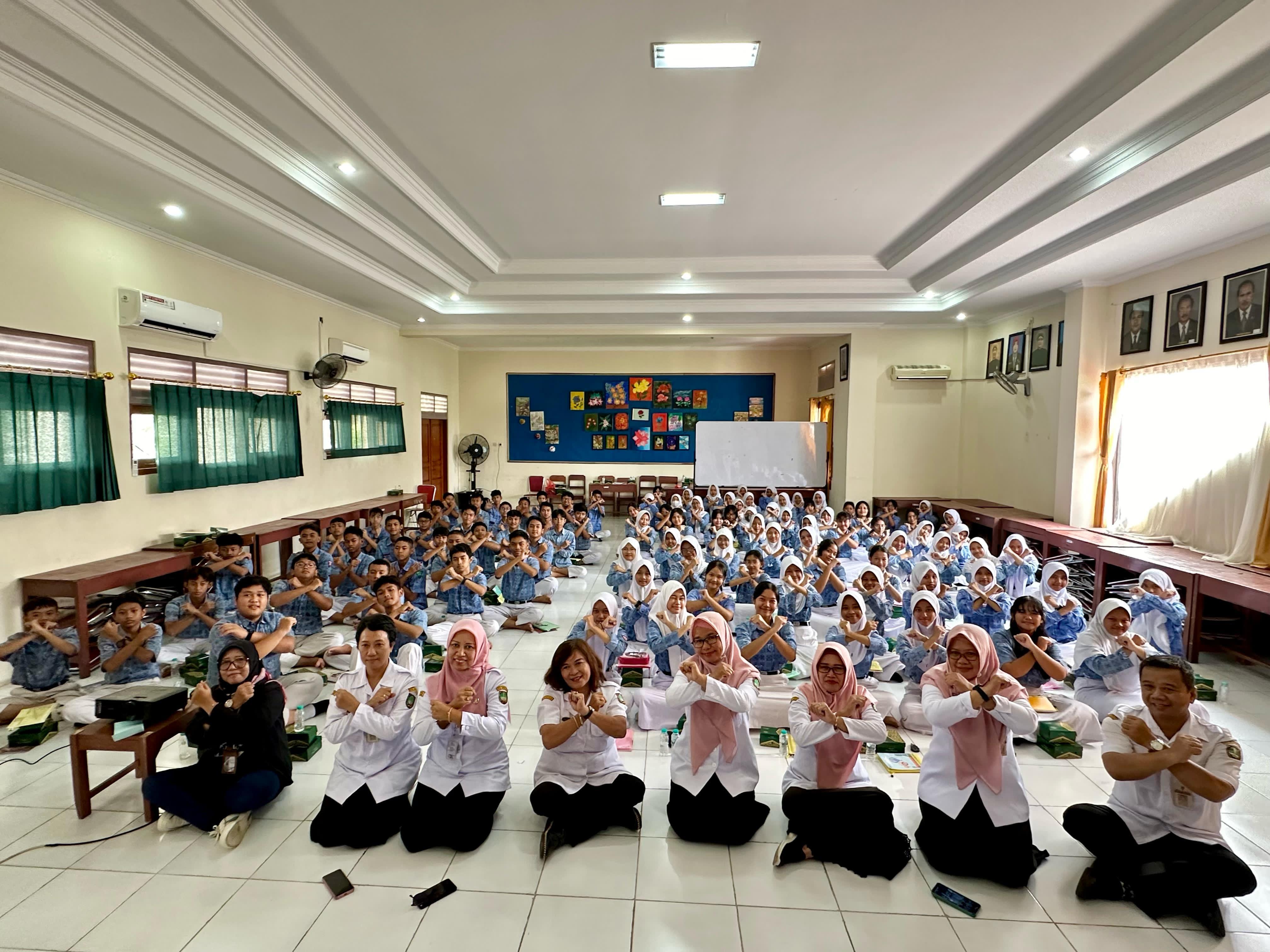 Guru dan siswa mengikuti edukasi kesehatan mental dengan gembira