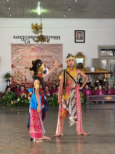 Mahasiswa Program Studi Ilmu Sejarah, Fakultas Ilmu Budaya, UniversitasSebelas Maret (UNS) Solo, yang tergabung dalam kegiatan magang sekaligus rekognisi KKN di Balai Pelestarian Kebudayaan Daerah Istimewa Yogyakarta, berpartisipasi aktif dalam penyelenggaraan pelatihan kesenian tradisional di kawasan Dalem Jayadipuran. (Istimewa)