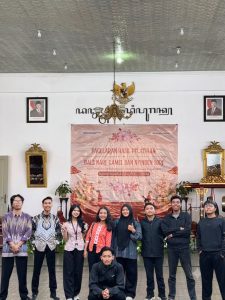 Mahasiswa Program Studi Ilmu Sejarah, Fakultas Ilmu Budaya, UniversitasSebelas Maret (UNS) Solo, yang tergabung dalam kegiatan magang sekaligus rekognisi KKN di Balai Pelestarian Kebudayaan Daerah Istimewa Yogyakarta, berpartisipasi aktif dalam penyelenggaraan pelatihan kesenian tradisional di kawasan Dalem Jayadipuran. (Istimewa)