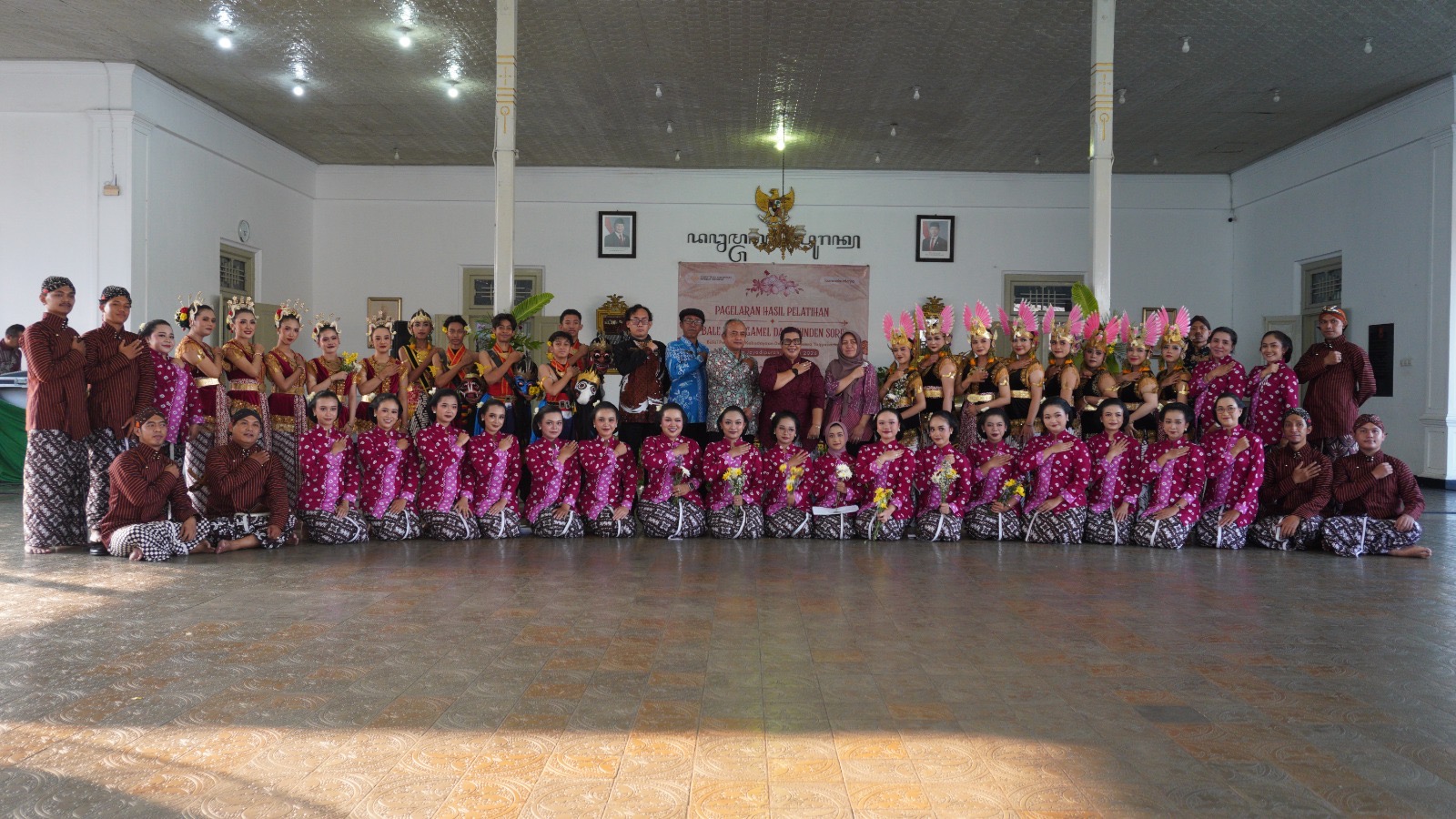 Mahasiswa Program Studi Ilmu Sejarah, Fakultas Ilmu Budaya, Universitas Sebelas Maret (UNS) Solo, yang tergabung dalam kegiatan magang sekaligus rekognisi KKN di Balai Pelestarian Kebudayaan Daerah Istimewa Yogyakarta, berpartisipasi aktif dalam penyelenggaraan pelatihan kesenian tradisional di kawasan Dalem Jayadipuran. (Istimewa)